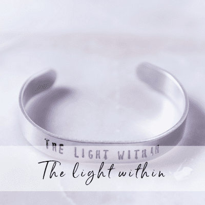 Armband med texten The light within.